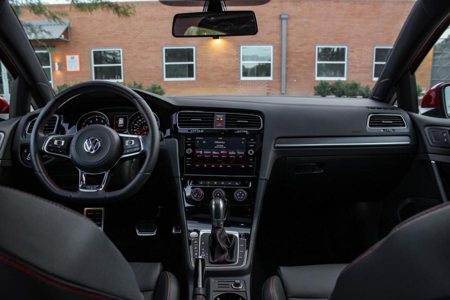 Торпедо Volkswagen Golf GTI 5-Door (Typ 5G) 2017 года  (NA) (фото 31 из 41)
